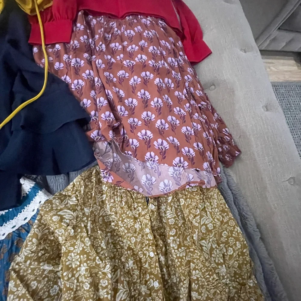 Assorted 16 Women's Blouses Collection - Picture 10 of 16